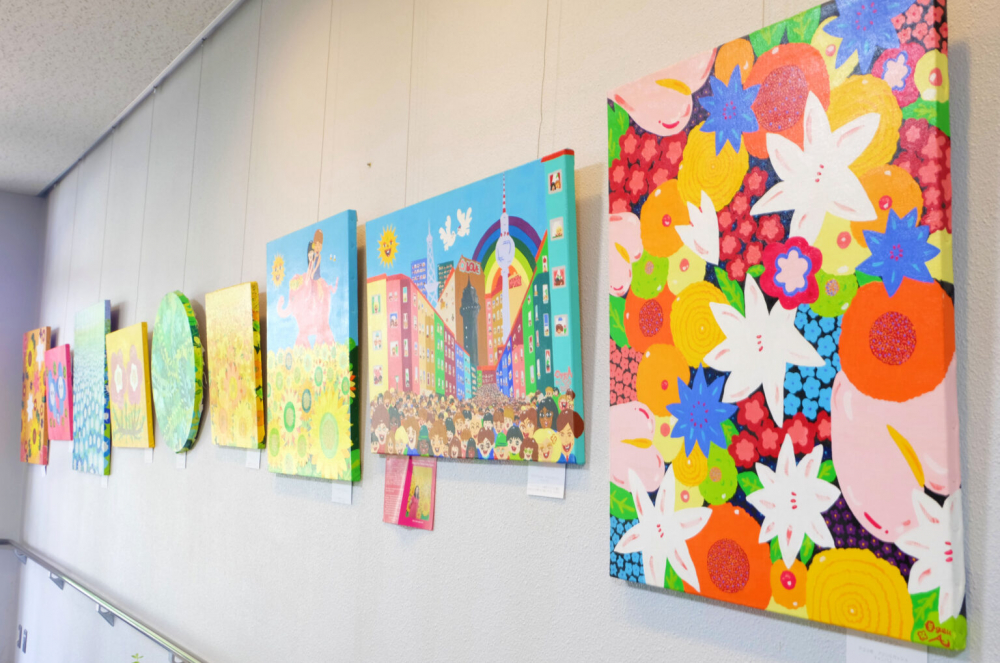 「ハッピー太陽画家」小楠アキコ氏による作品を展示いたします
